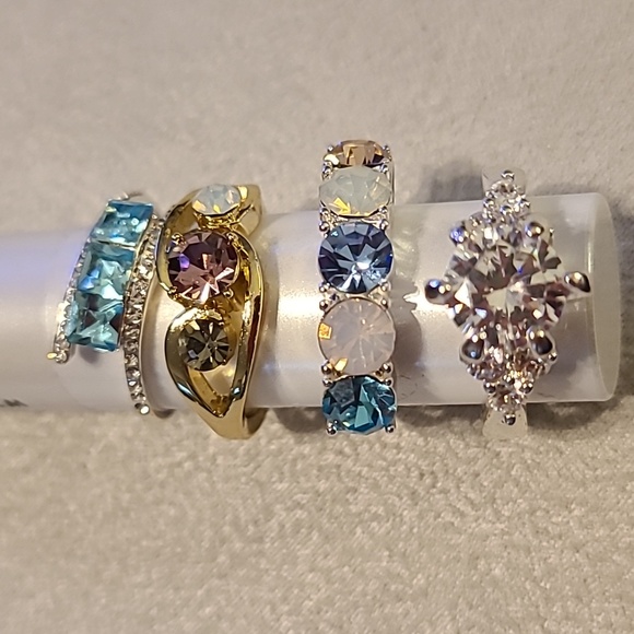 4 RING BUNDLE OF FASHION RINGS ALL SIZE 7 - Picture 1 of 16